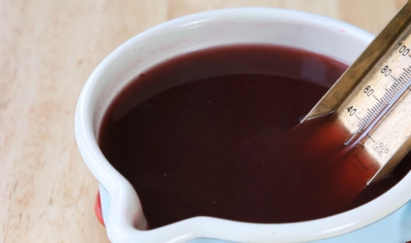 1. Этап. Клюквенный мусс: 5. Добавьте желатин (у меня желатин, который не нужно предварительно замачивать). Когда желатин полностью растворится, охладите массу до 35 градусов Цельсия.