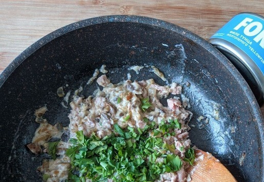 1. Этап. Гнёзда, фаршированные тунцом и шампиньонами: Кладём измельчённую петрушку, перемешиваем.