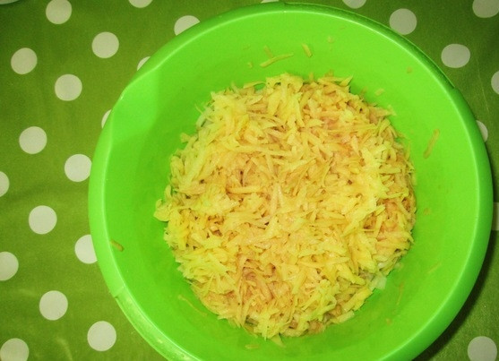 1. Этап. Бабка из картофеля в мультиварке: 2. Натрите его на средней терке (можно на мелкой, тогда картофельная бабка в мультиварке в домашних условиях будет более однородной по текстуре) и выложите в глубокую мисочку.
