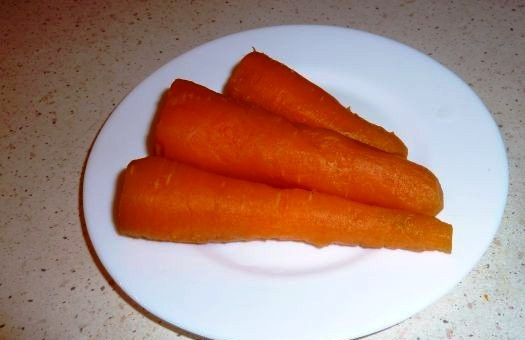 1. Этап. Икра из селедки и моркови: Морковь отварите и остудите, подготовьте филе сельди.