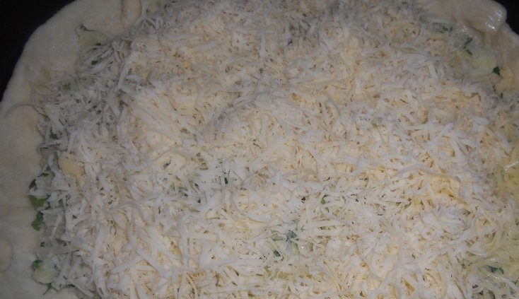 1. Этап. Пирог с картофелем и сыром: Посыпаем тертым на крупной терке сыром.