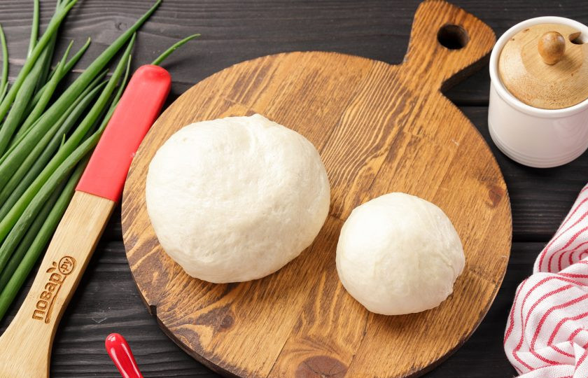 1. Этап. Дрожжевой пирог с яйцом в духовке: Одна небольшая часть — для декора. Вторую часть, что побольше, необходимо раскатать толщиной около 1/2 см.