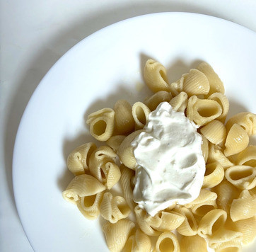 1. Этап. Турецкая паста с чечевицей: Подавать, сначала положив чесночный йогурт на пасту.