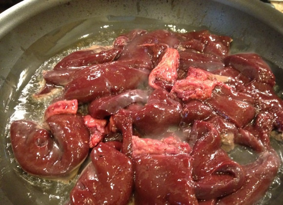 1. Этап. Печень с грибами: 5. Выложить печень на сковороду и обжарить до готовности на среднем огне.