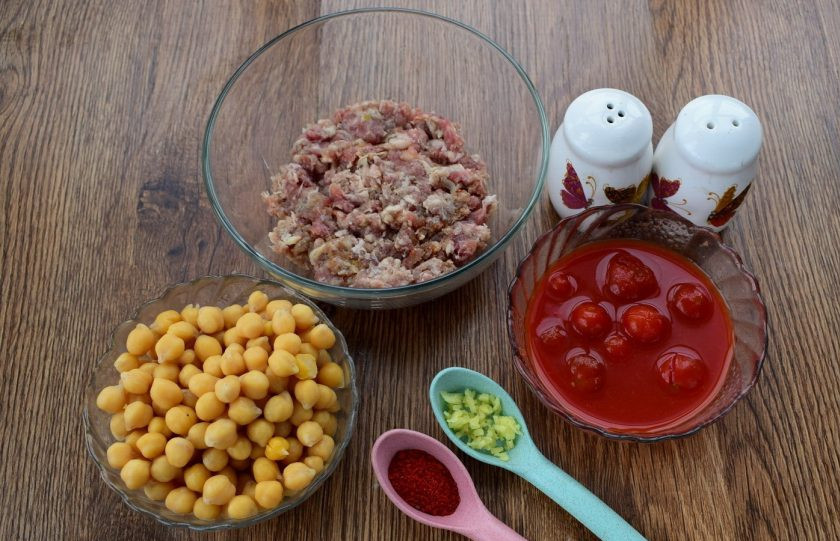 1. Этап. Турецкий суп Эдна: Нут замочите в в 1 л воды на 4 часа (лучше всего на ночь), слейте воду, очистите нут от пленок. Залейте холодной водой, доведите до кипения, снимите пену, на медленном огне варите в течение 1,5 часов, до мягкости.