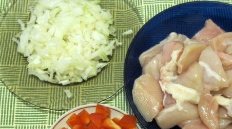 1. Этап. Диетическая курица в мультиварке: Курицу режем средними кусочками, лук и перец - кубиками.