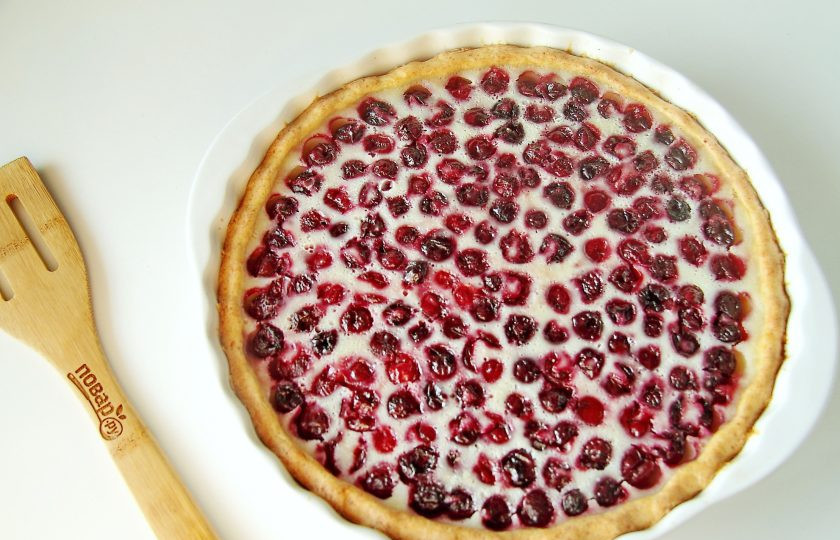 1. Этап. Киш с вишней: Готовый киш с вишней немного остудите, а затем нарежьте и подавайте к столу.