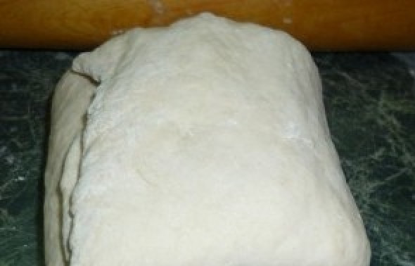 1. Этап. Пирожки из бездрожжевого теста: Также сверните поперек.