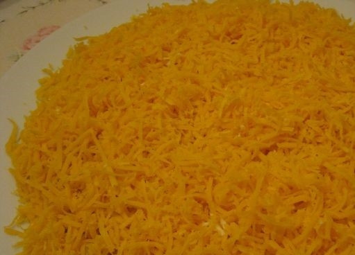 1. Этап. Салат из печени трески слоями: 7. Сверху салат украсьте тертым сыром.