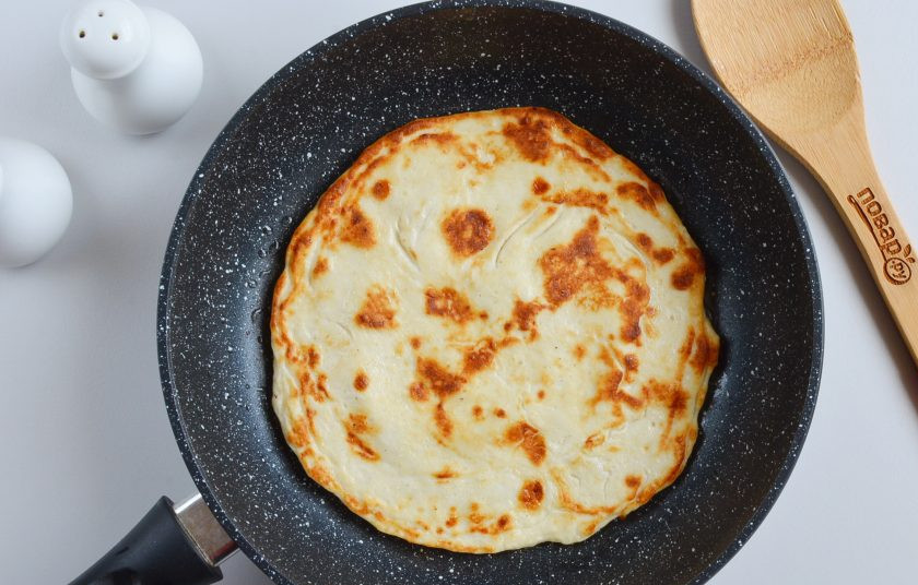 1. Этап. Закусочный торт для мужчин: Лопаткой переверните и обжарьте корж с другой стороны до золотистого цвета.