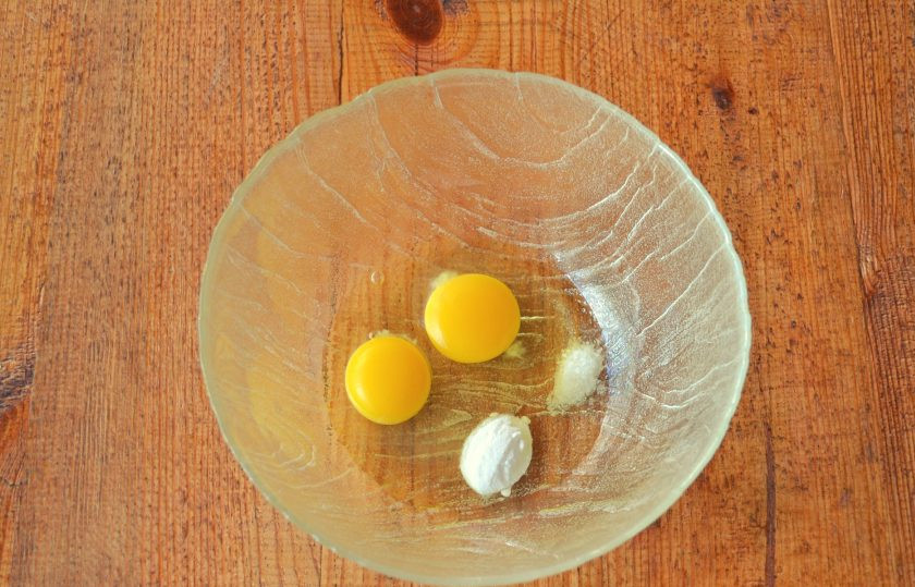 1. Этап. Торт Северный: В глубокую мисочку вбейте яйца, добавьте соль и соду.