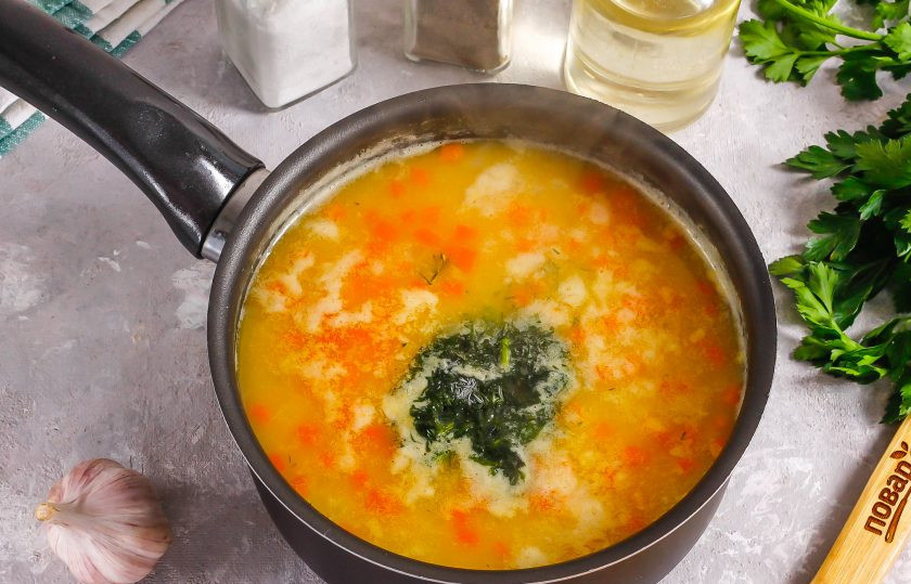 1. Этап. Суп из чечевицы без картофеля: Промойте и измельчите укроп, добавьте его в кипящий суп. Очистите зубчик чеснока и спрессуйте его туда же. Перемешайте и попробуйте блюдо на вкус. При необходимости подкорректируйте его.