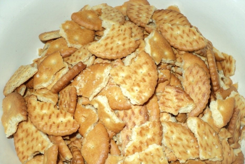 1. Этап. Торт из фруктов без выпечки: 1. Крекер измельчаем и трамбуем на дно формы.