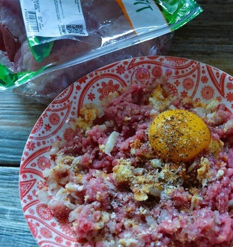 1. Этап. Котлеты в кексе: Добавить соль, перец, тщательно отбить.