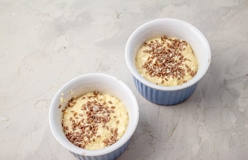 1. Этап. Кето-хлеб в микроволновке: Тесто выложите в формочки или чашки примерно на 2/3. Посыпьте семенами льна. Отправьте в микроволновку на 3 минуты при мощности 800 ватт.