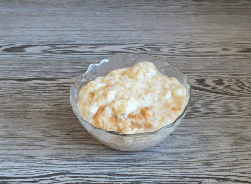 1. Этап. Мини-пиццы из баранок: Размоченные баранки для донышка переложите.