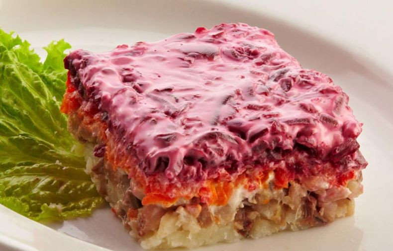 1. Этап. Селедка под шубой Праздничная: 4. Вот такая получается красота! Дайте салату настояться в холодильнике хотя бы два часа, и подавайте!