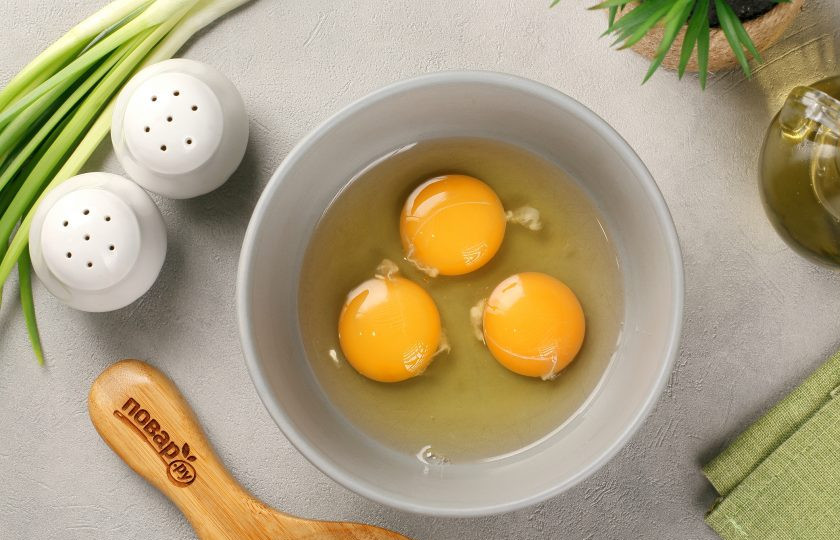 1. Этап. Яичница болтунья с зелёным луком: Разбейте яйца в миску.