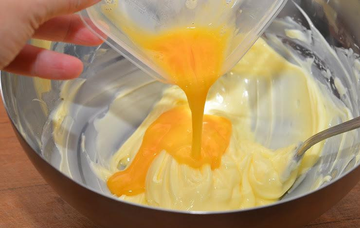 1. Этап. Шоколадно-масляный крем для тортов: Добавляем туда яйца и взбиваем еще раз.