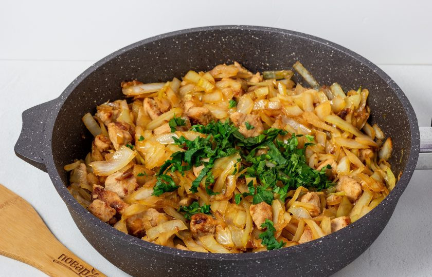 1. Этап. Капуста жареная с мясом на сковороде: Незадолго до готовности посолите капусту по вкусу. Добавьте рубленную петрушку. Пожарьте ещё 1-2 минуты. Блюдо готово!