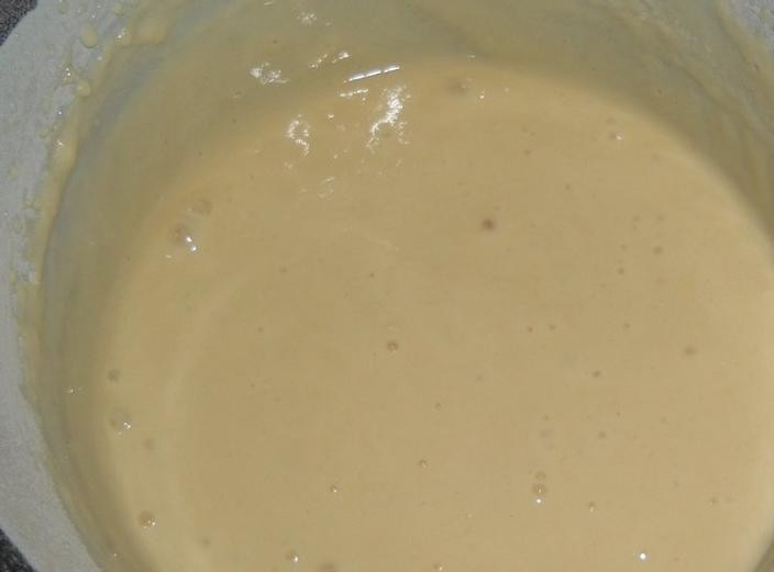 1. Этап. Торт Зебра на кефире: Затем добавьте кефир, соль, соду, взбейте еще раз. Постепенно добавьте муку.