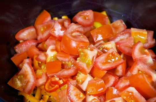 1. Этап. Овощной салат с авокадо: 2. Вымойте помидорки и нарежьте небольшими кубиками.