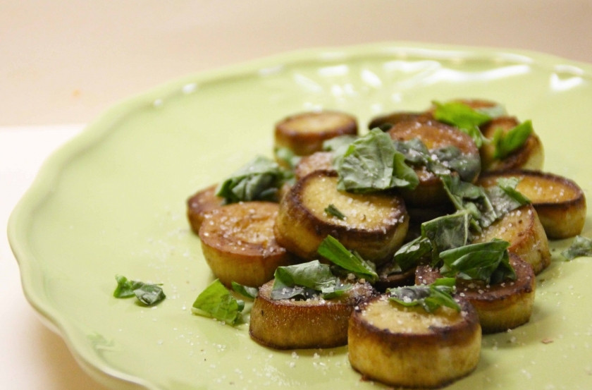 1. Этап. Вешенки жареные с чесноком: Теперь выложите вешенки на тарелку, выдавите чеснок и перемешайте их с чесноком, посолите и украсьте свежим базиликом. Приятного аппетита:)