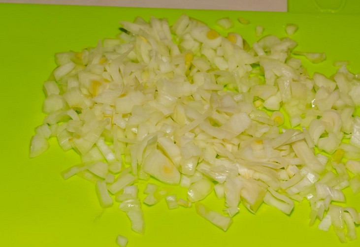 1. Этап. Суп из копченостей: Измельчите репчатый лук.