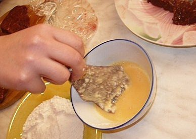 1. Этап. Отбивные из печени: Затем в яйце.