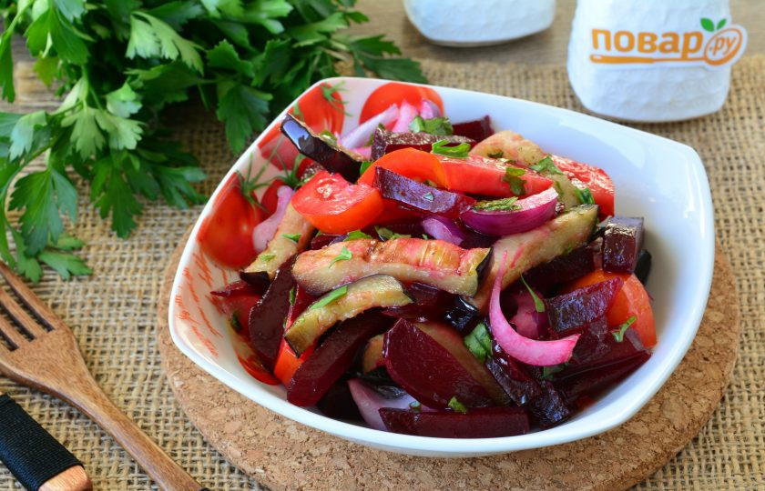 1. Этап. Салат из свеклы и баклажанов: Салат перемешайте и сразу подавайте к столу. Приятного аппетита!
