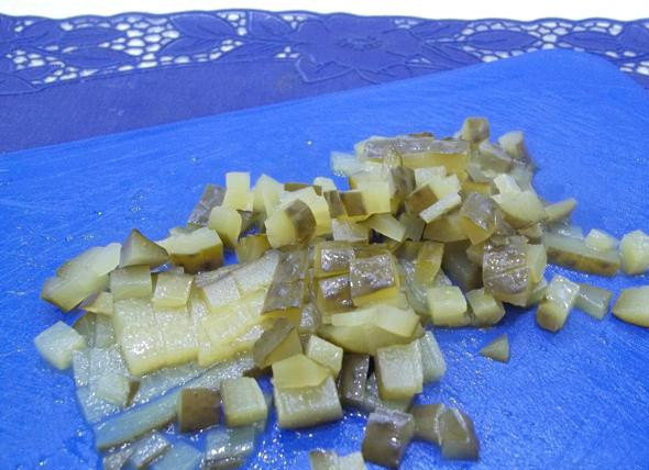 1. Этап. Салат со свеклой, сыром и яйцами: Огурец нарежьте кубиком.