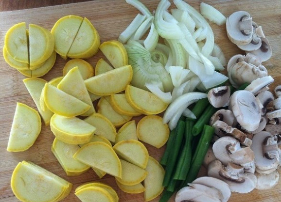 1. Этап. Соба с овощами и грибами: 3. В это же время подготовьте овощи. Крупно нарежьте кабачки и фасоль. Шампиньоны нашинкуйте слайсами. Лук нарубите полукольцами.