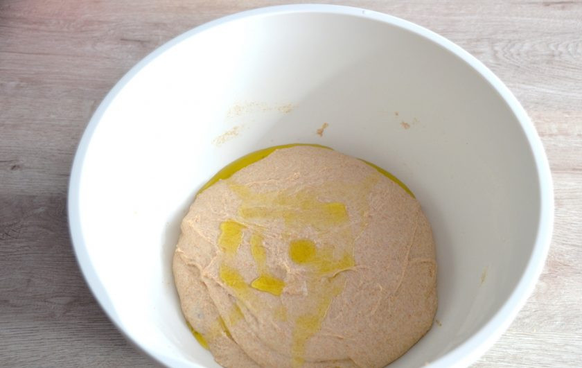 1. Этап. Чиабатта из цельнозерновой муки: Соберите тесто в шар, накройте крышкой, поставьте для брожения. Каждые 45 минут, трижды, сделайте обминку методом 