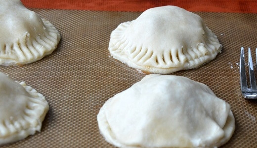 1. Этап. Мини пирожки: 5. Сверху выложите второй кружочек теста и аккуратно вилкой закрепите края.