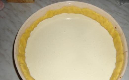 1. Этап. Вкусный пирог с вишней и творогом: 11. Следующий слой – творожная заливка. Ее аккуратно влейте сверху теста.