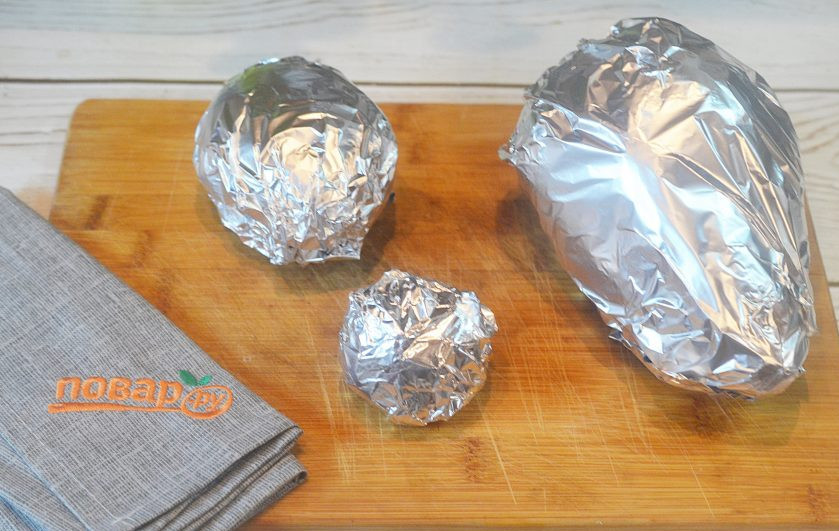 1. Этап. Картофельное пюре из батата с зеленью: 2. Заверните в фольгу и запекайте в разогретой до 180 градусов духовке до готовности, около 45 минут.