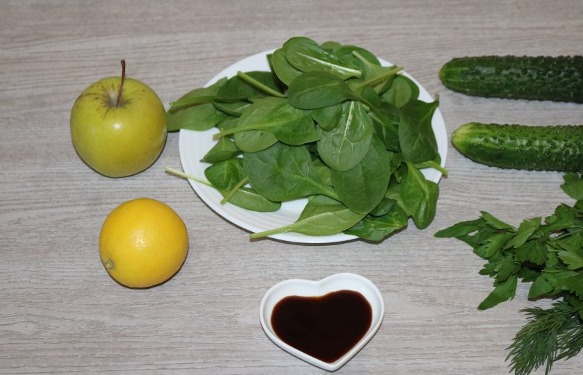 1. Этап. Диетический зелёный салат: Подготовьте ингредиенты.