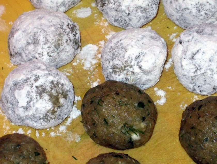 1. Этап. Рыбные фрикадельки: Сформируйте фрикадельки, желательно, размером с грецкий орех. Обваляйте в муке, выложите на доску.