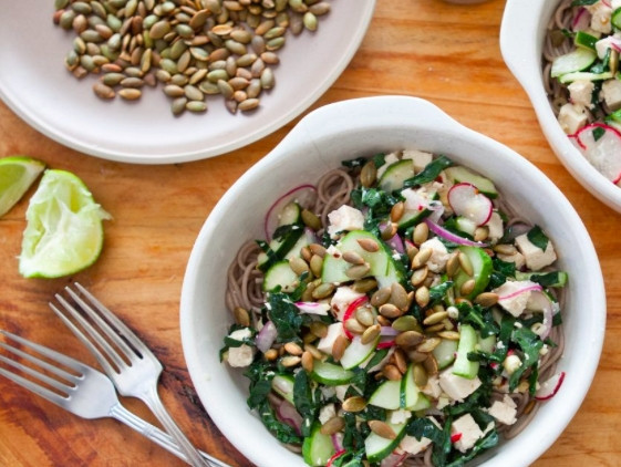 1. Этап. Cалат с огурцом: Подавать салат можно отдельно, а я добавила его к заранее отваренной лапше, получился своеобразный холодный соус к пасте.