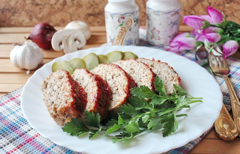 1. Этап. Мясной хлеб с грибами: Готовый мясной хлеб нарежьте и подавайте к столу.