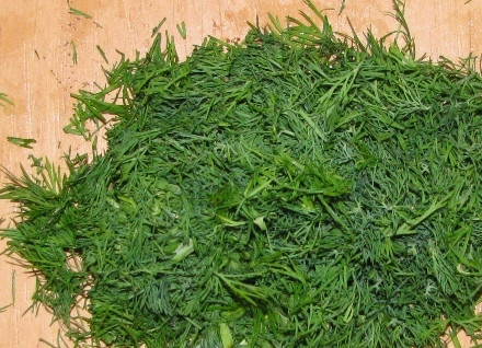 1. Этап. Холодник по-белорусски на кефире: Укроп порезать.