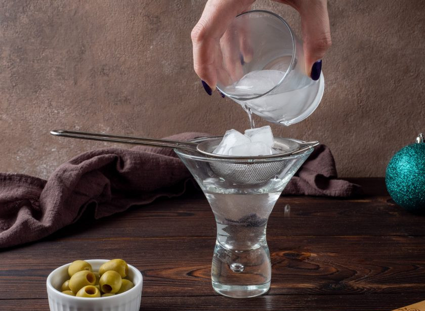 1. Этап. Коктейль Мартини с водкой: Если барного ситечка нет, воспользуйтесь обычным. Перелейте напиток через сито в коктейльный бокал.