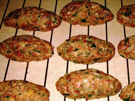 1. Этап. Фарш на гриле: Залепите края плотно, чтобы потом сыр не вытек. И выложите на решетку.