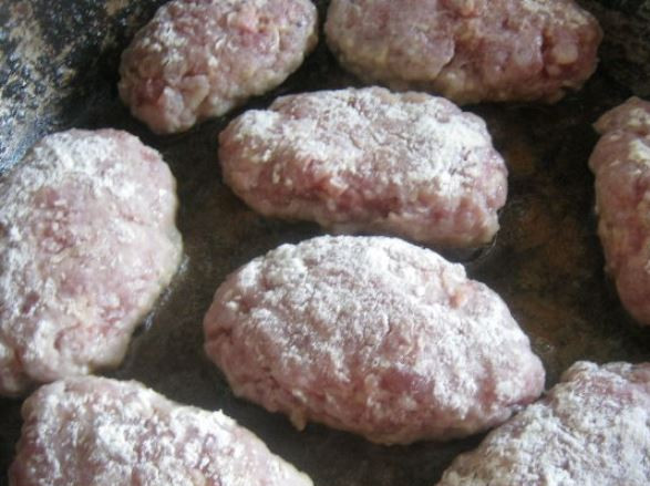 1. Этап. Котлеты из баранины в духовке: И выложите их на противень для запекания, смазанный растительным маслом. Разогрейте духовку до 180 градусов и отправьте туда котлеты на 20 минут. Затем переверните котлеты, влейте треть стакана воды и верните в духовку еще на 10 минут.