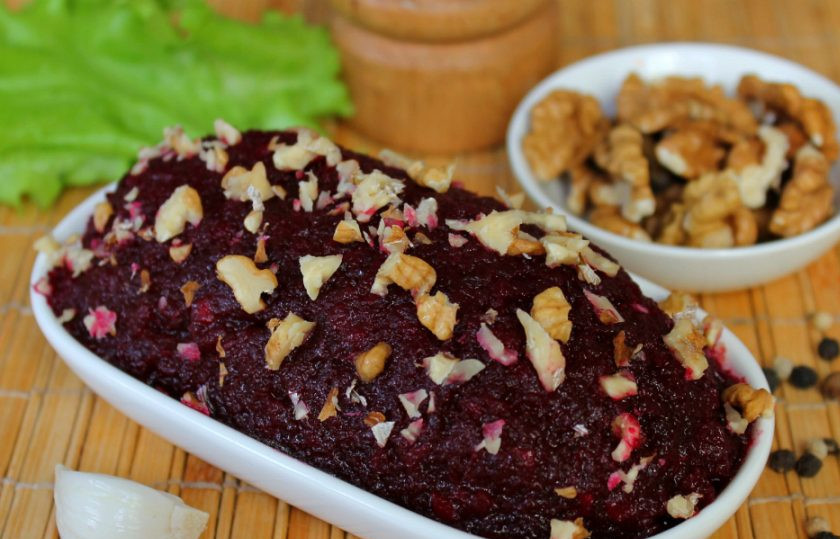 1. Этап. Свекольная икра с яблоком: Готовую икру выкладываем на тарелку и посыпаем колотыми грецкими орехами. Готово. Приятного аппетита!