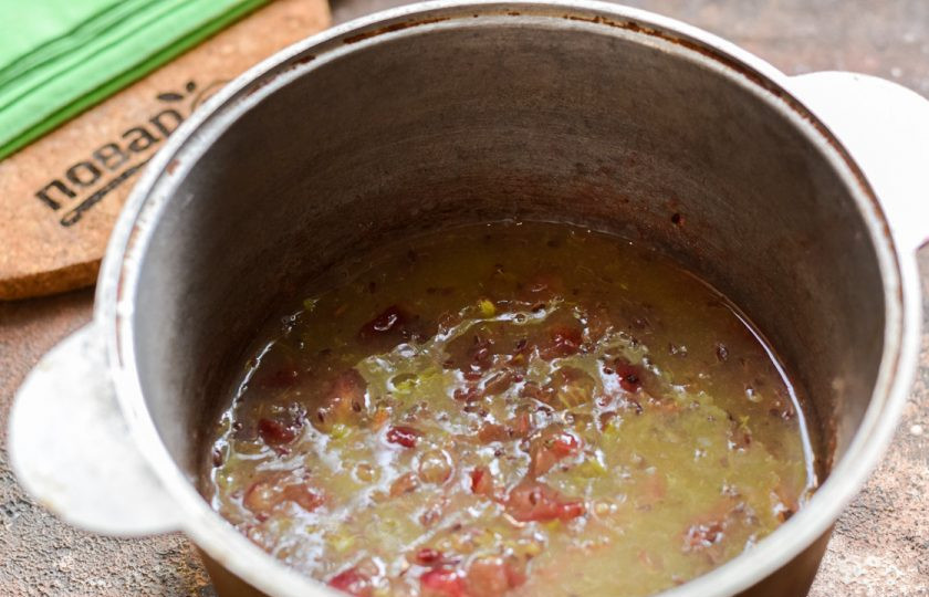 1. Этап. Варенье из крыжовника с пектином: Переложите полученную массу в кастрюлю.