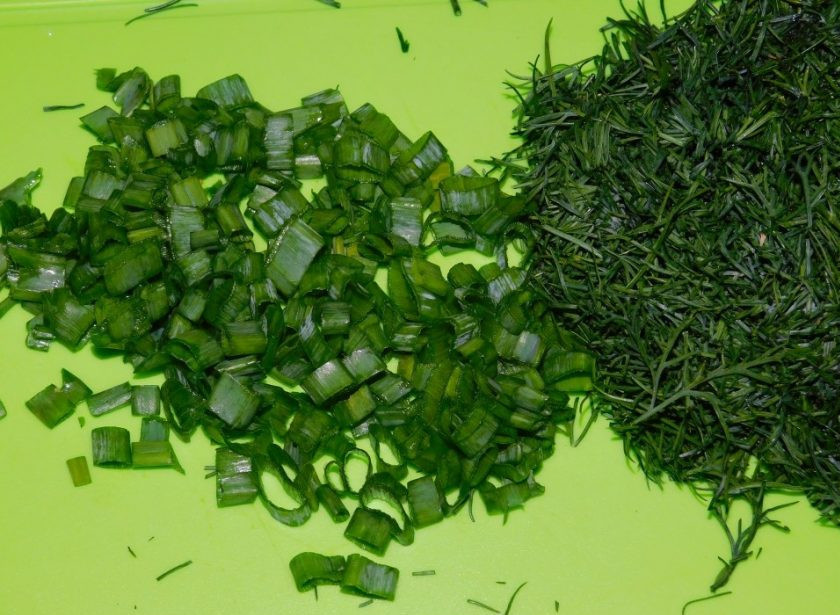 1. Этап. Куриная печень в кисло-сладком соусе: Нарежьте лук и укроп.