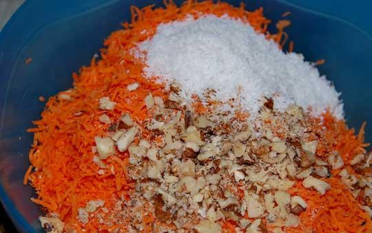 1. Этап. Морковные крокеты: В тертую морковь добавить перемолотый грецкий орех и кокосовую стружку.