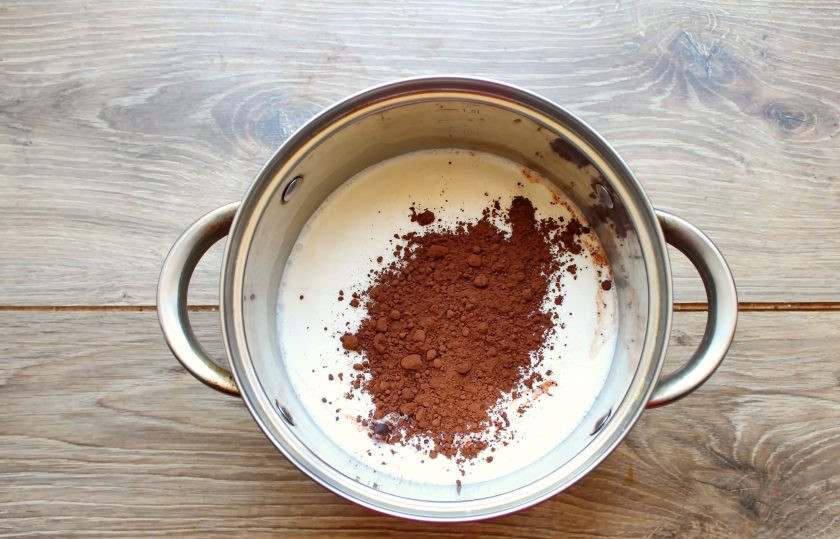 1. Этап. Какао на сгущенном молоке: Снимите кастрюлю с огня, добавьте какао-порошок и тщательно перемешайте до однородности.