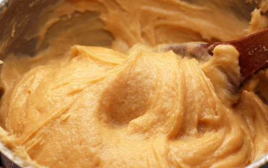 1. Этап. Торт Крокембуш: 3. Получившееся тесто легко отходит от стенок кастрюли. Оно однородно, но пока не эластично. Добавляем одно за другим яйца и опять тщательно перемешиваем.